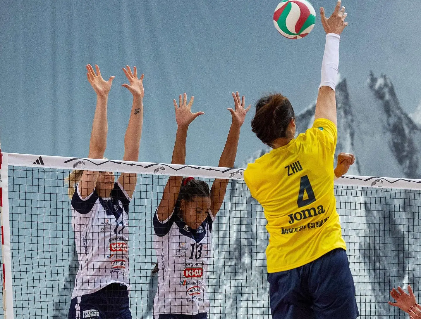 被拦, 诺瓦拉, 边攻低迷科